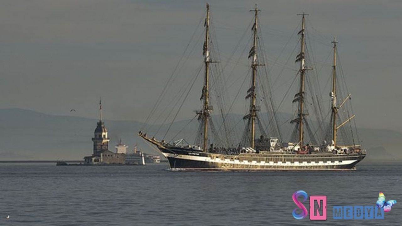 Dünyanın en büyük tarihi yelkenli gemisi İstanbul Boğazından geçti!