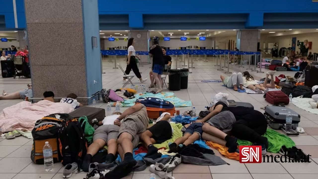 Rodos'taki yangından kaçan Avusturyalı aile havaalanında mahsur kaldı