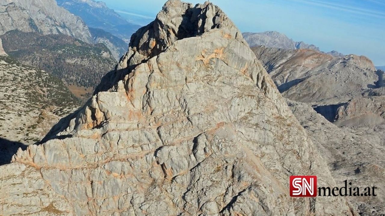 200 metre yükseklikten düşen dağcı hayatını kaybetti
