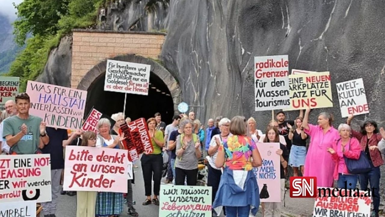 Hallstatt sakinlerinden 'aşırı turizm' protestosu