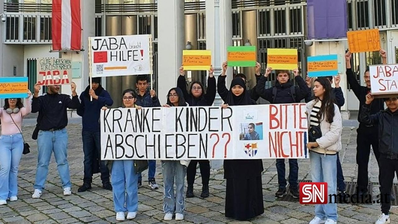 16 yaşındaki çocuğun sınır dışı edilmesine karşı gösteri