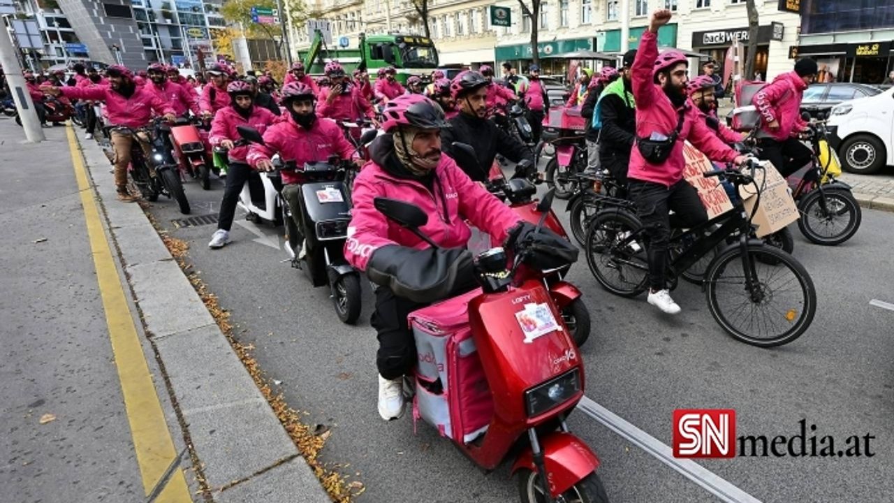 Foodora kuryeleri daha fazla gelir için eylem yaptı