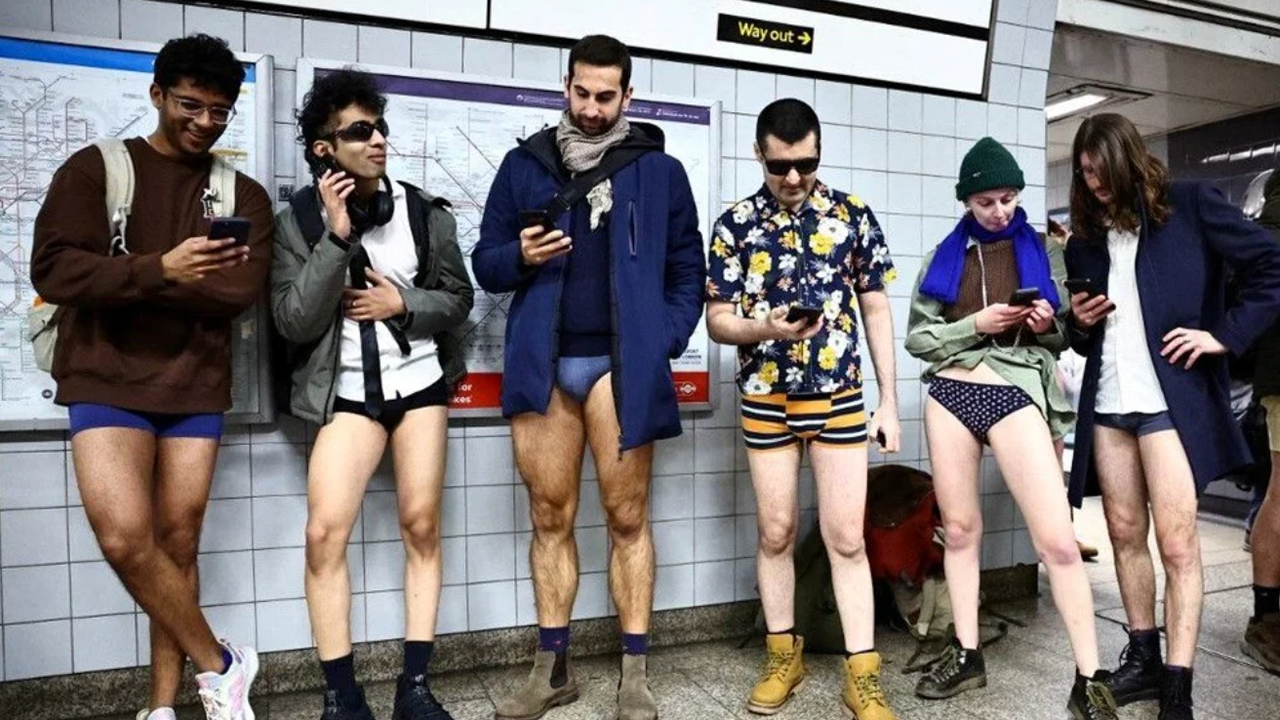 Londra'da Pantolonsuz Metro Günü kutlaması