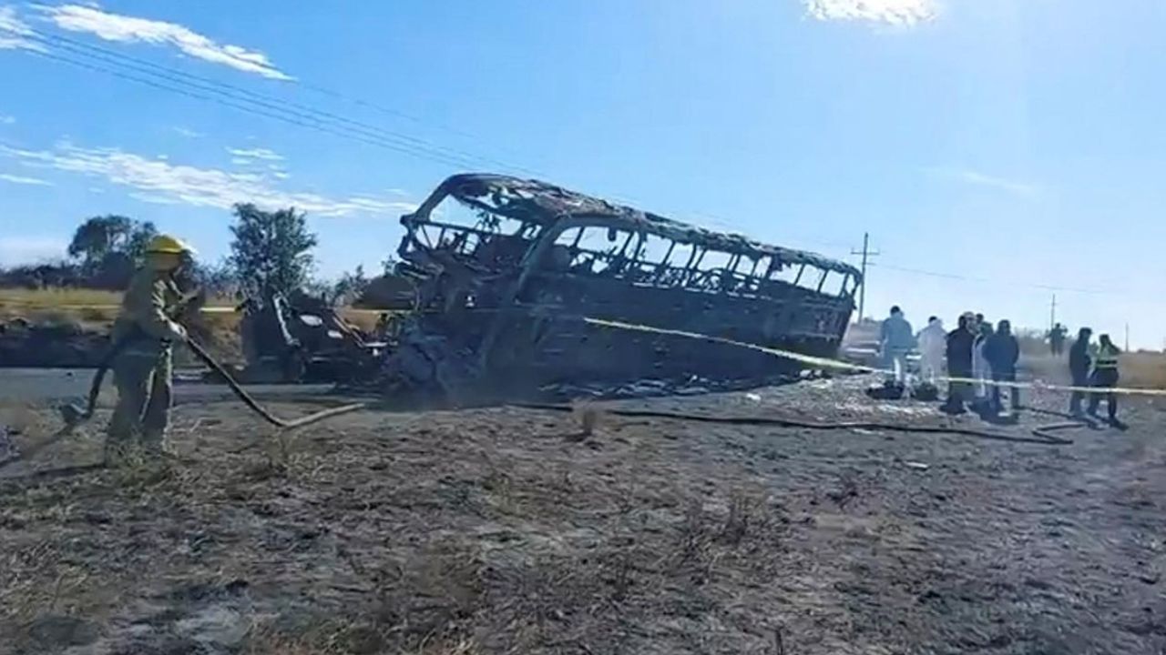 Meksika'da tur otobüsünün kargo kamyonuyla çarpışması sonucu 19 kişi öldü