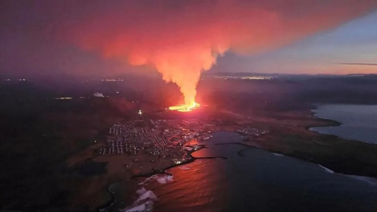 İzlanda'da yanardağ patladı, lavlar kasabadaki bazı evlere ulaştı