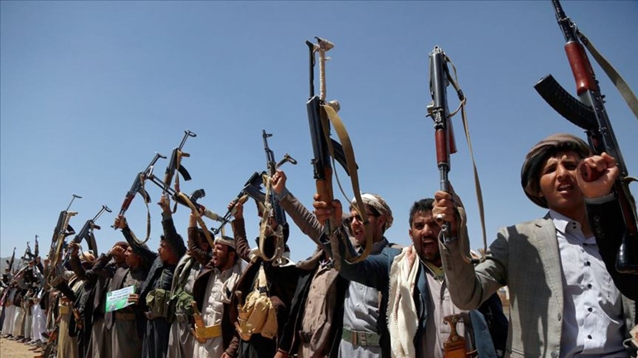 Yemen: Kızıldeniz'de ticari gemilere saldıran Husi isyancılar kim?