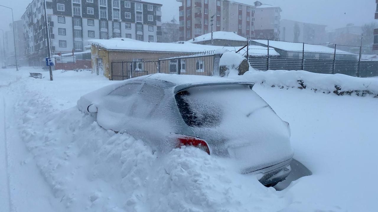 Ardahan'da 96 santimetre kar: Araçlar kara gömüldü
