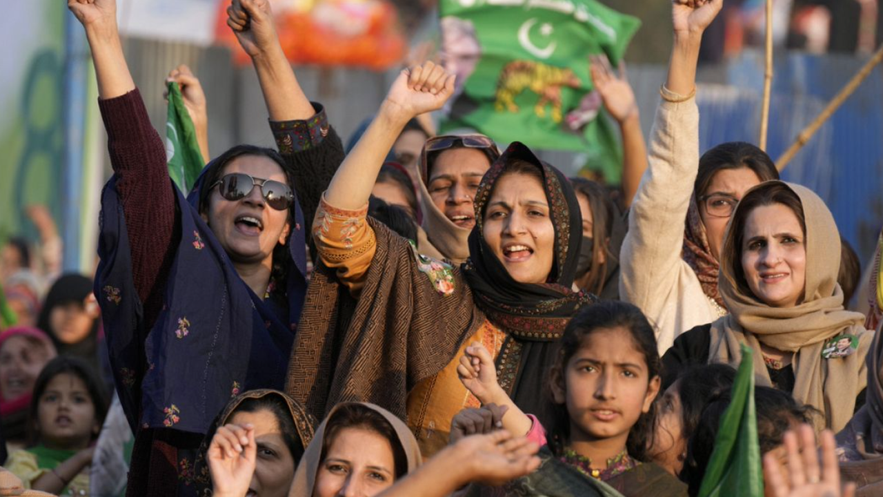 Pakistan seçimleri: İki eski başbakan zafer ilan etti, ordu birlik çağrısı yaptı