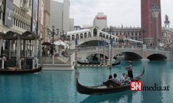 Savaş anıtı üzerinde üstsüz güneşlenen turist Venedik'ten atıldı