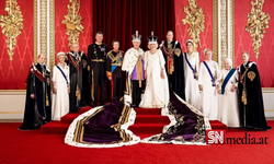 Kral Charles ve Kraliçe Camilla'nın resmi kraliyet portreleri yayınlandı
