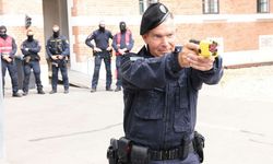 Viyana'da Polisler Artık Şok Tabancası Kullanacak