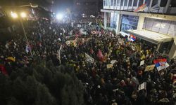 Sırbistan'da Binlerce Kişi Devlet Televizyonunu Protesto Etti