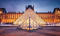 Louvre Müzesi’nde Şok Hırsızlık: Paha Biçilmez Mücevherler Çalındı