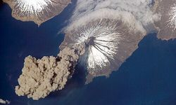 Hawaii'de volkan patladı, lavlar 350 metreye yükseldi