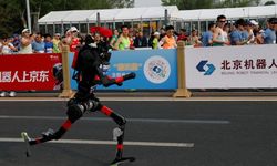 İnsansı robotlar koşu rekorunu 7 dakika farkla kırdı