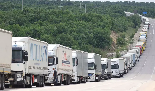 UND: "Avusturya'dan yüklenmiş Türk tırları Bulgaristan sınırında günlerce bekletiliyor"