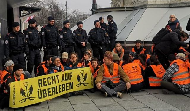 Viyana’da İklim aktivistlerinin eylemi nedeniyle parlamentoya erişim kısmen engellendi