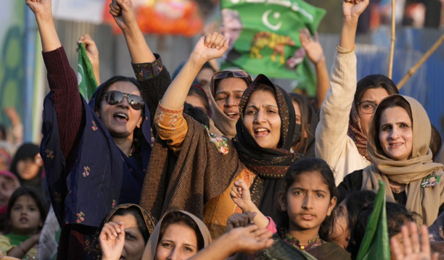 Pakistan seçimleri: İki eski başbakan zafer ilan etti, ordu birlik çağrısı yaptı
