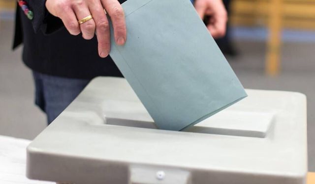 Avrupa'da sandıklar kuruldu: İtalya'da referandum, Slovenya'da seçim