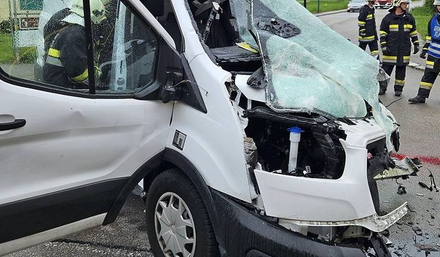 B6 Karayolunda Kamyonetle Minibüsün Çarpışması Sonucu Bir Kişi Hayatını Kaybetti