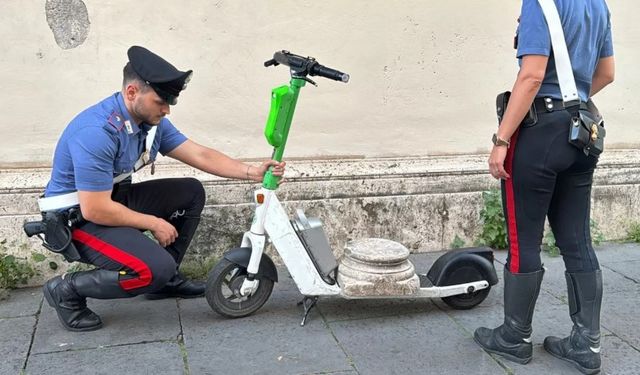 Roma’da Skandal: Alman Turist Tarihi Eseri Scooter’la Taşırken Yakalandı