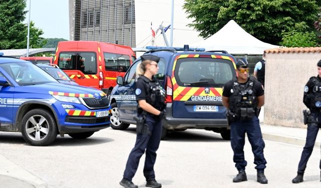 Fransa'da Ortaokulda Bıçaklı Saldırı: 14 Yaşındaki Öğrenci Okul Görevlisini Öldürdü
