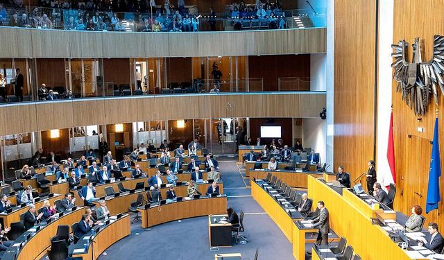 Parlamentoya burkayla girdi: Avustralyalı milletvekilinden provokasyon