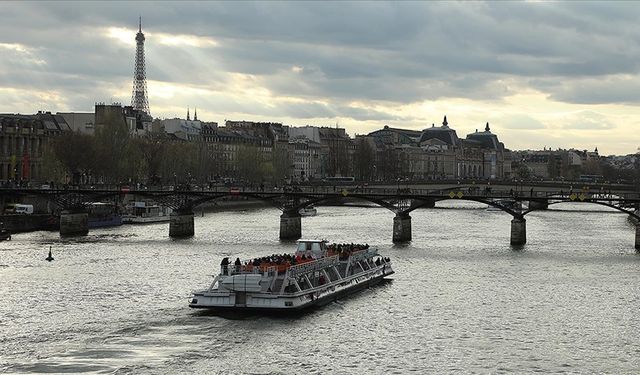 100 Yıl Sonra Bir İlk: Parisliler Yasal Olarak Seine Nehri'nde Yüzmeye Başladı