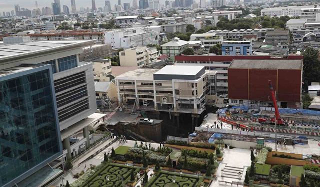 Tayland'da devasa çöküntü oluştu:  Elektrik direkleri içine düştü