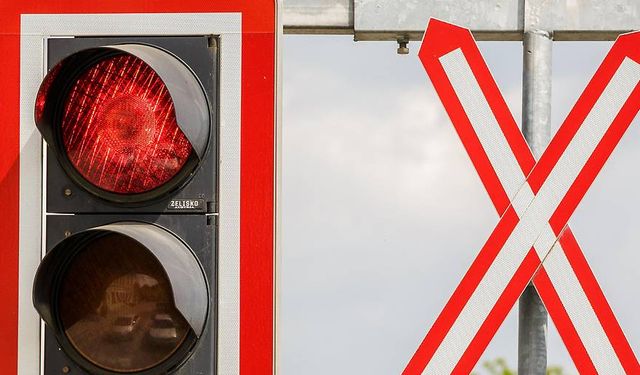 Trenin Çarptığı Araç Sürücüsü Hayatını Kaybetti