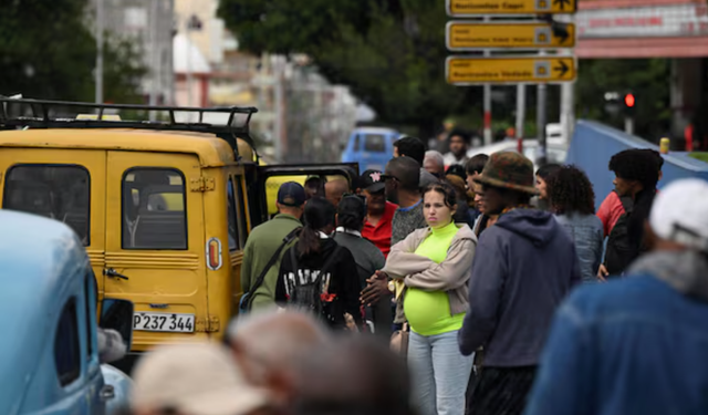 Elektrik kesildi, uçuşlar iptal, oteller kapandı. Turistler Küba'dan kaçıyor