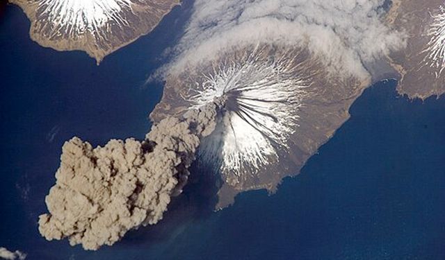 Hawaii'de volkan patladı, lavlar 350 metreye yükseldi