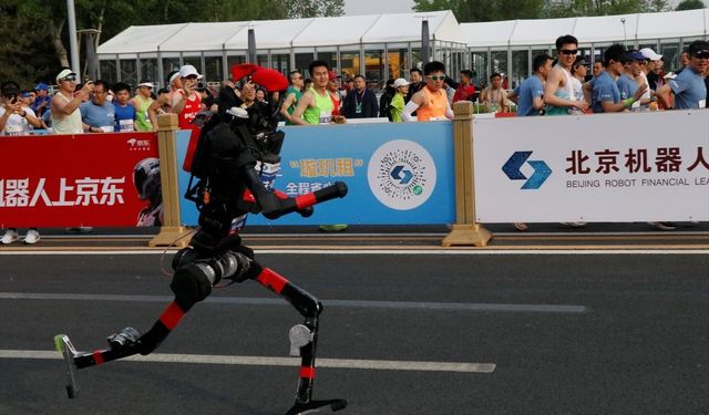 İnsansı robotlar koşu rekorunu 7 dakika farkla kırdı