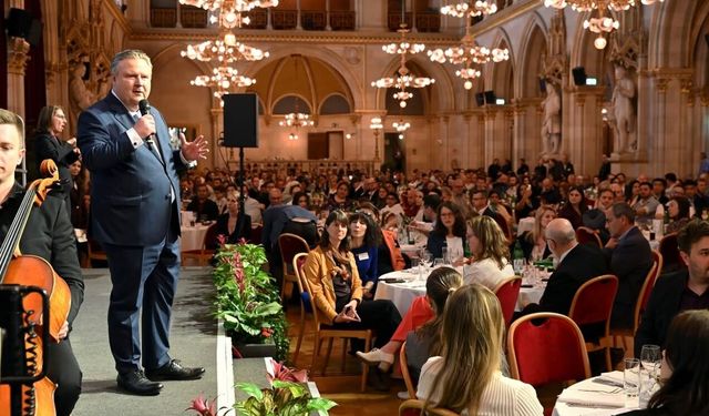 Viyana Belediye Başkanı Michael Ludwig’ten Yeni Vatandaşlara Mesaj: “Demokrasi ve Dayanışma Ortak Değerimizdir”