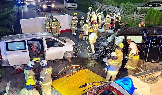 Salzburg'ta Minibüsler Kafa Kafaya Çarpıştı: 1 Ölü, 7 Yaralı
