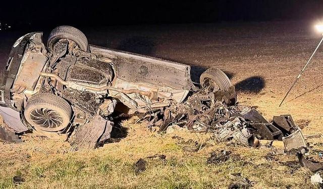 Ağaca Çarpan Otomobil İkiye Bölündü: 30 Yaşındaki Sürücü Hayatını Kaybetti