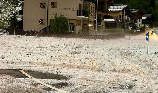 Salzburg’u dolu ve toprak kayması vurdu: Yollar beyaza büründü, 185 itfaiyeci görev yaptı