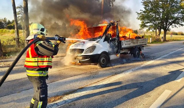 Avusturya’da Seyir Halindeki Minibüs Alev Aldı: B17 Karayolu Trafiğe Kapatıldı