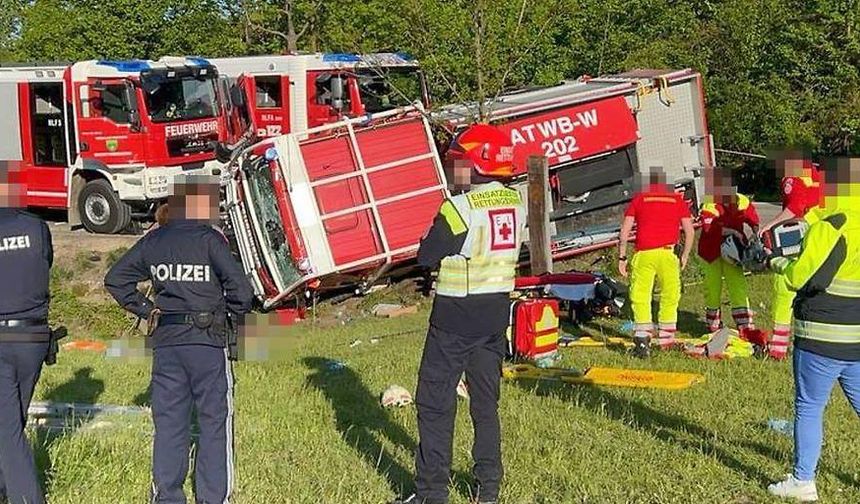 Aşağı Avusturya'da itfaiye aracı devrildi: Genç sürücü hayatını kaybetti