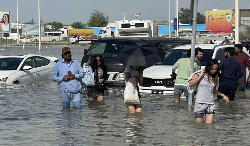 Dubai'de sel: Son 75 yılın en şiddetli yağışları