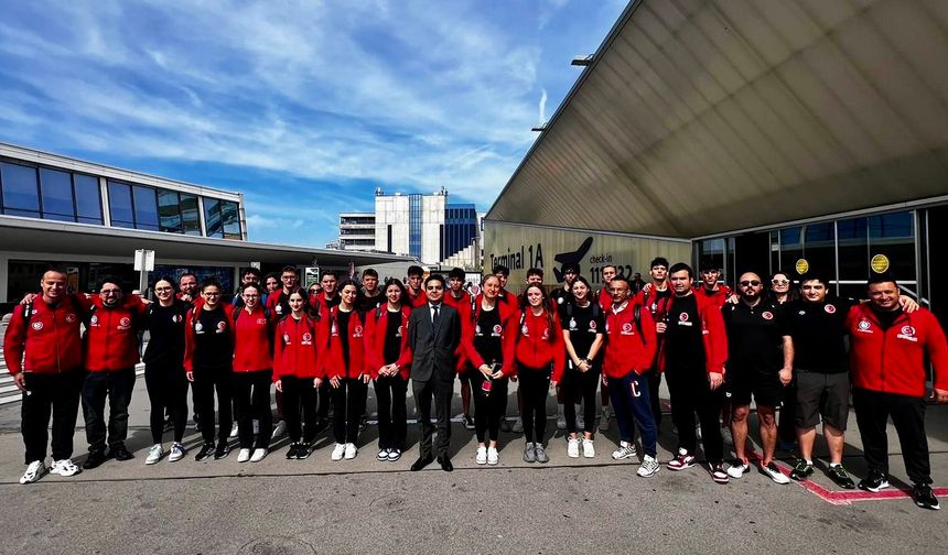 Graz'daki Yüzme Şampiyonası’nda başarılı sonuçlar alan Genç Milli Takım, Türkiye'ye yolcu edildi