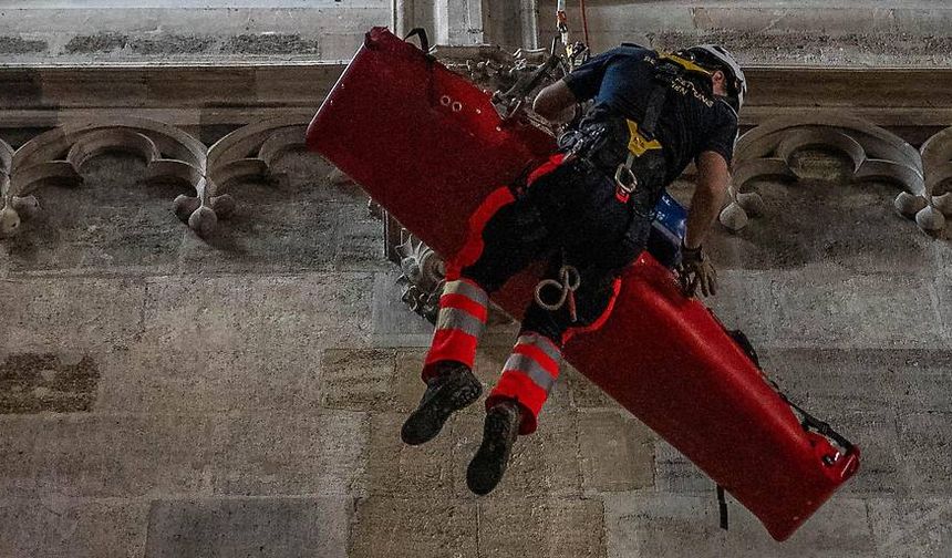 Viyana'daki Aziz Stephen Katedrali kulesinde fenalaşan turist operasyonla kurtarıldı