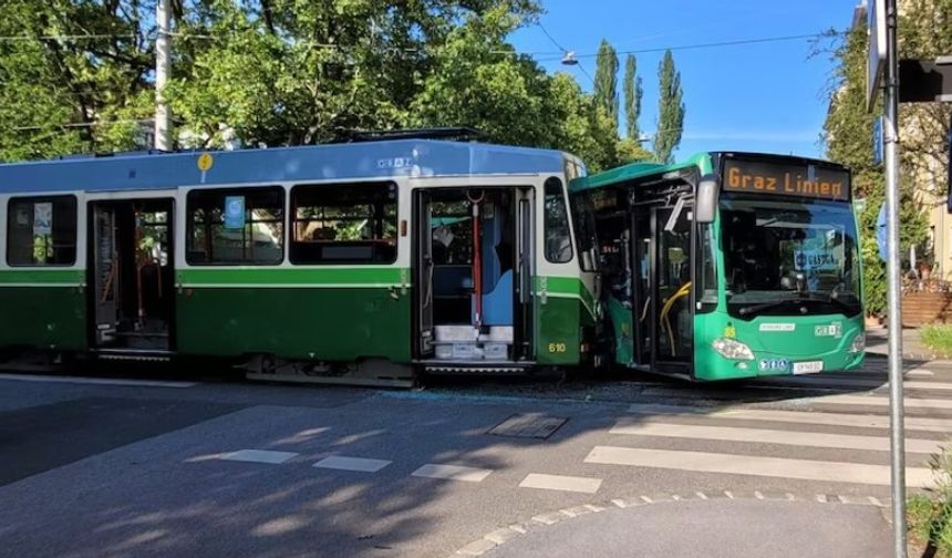 Graz'da Otobüs ve Tramvay Çarpıştı: 9 Yaralı