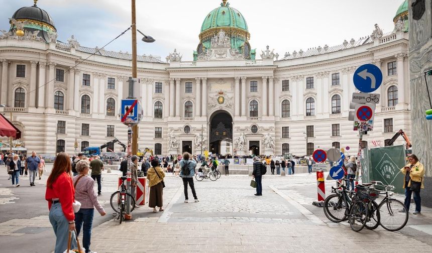 Viyana'daki Michaelerplatz'ta yenileme çalışmaları heyecanı sürüyor