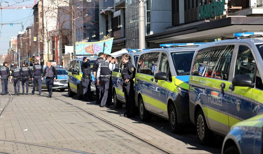 Mannheim’da Araç Kalabalığa Daldı: 2 Kişi Hayatını Kaybetti