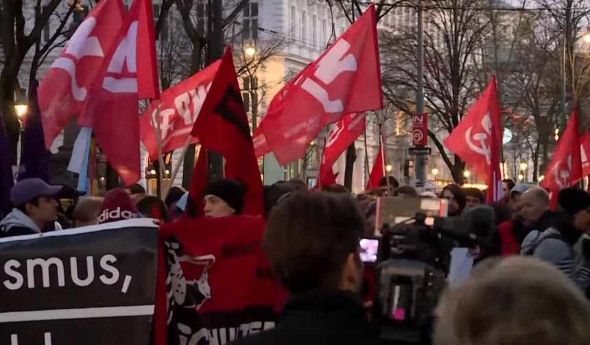 Viyana'da FPÖ'nün Düzenlediği Akademik Balo Protesto Edildi