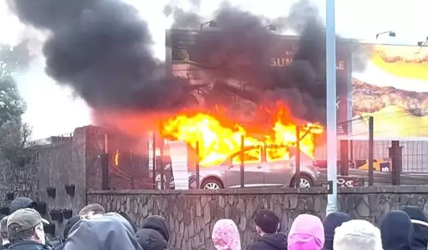 Kuzey İrlanda’da Göçmen Karşıtı Şiddet: Evler Yakıldı, Polis Yaralandı