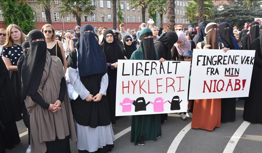 Danimarka Başbakanı Frederiksen Peçe Yasağını Okullara da Yaymak İstiyor