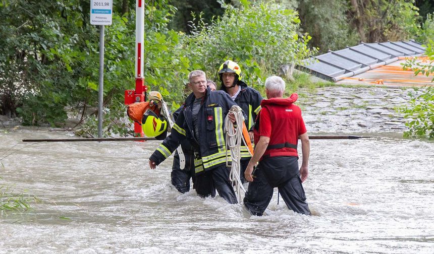 Aşağı Avusturya’da Kurtarma Operasyonu: Anne ve Oğul Taşan Tuna Nehri’nden Kurtarıldı