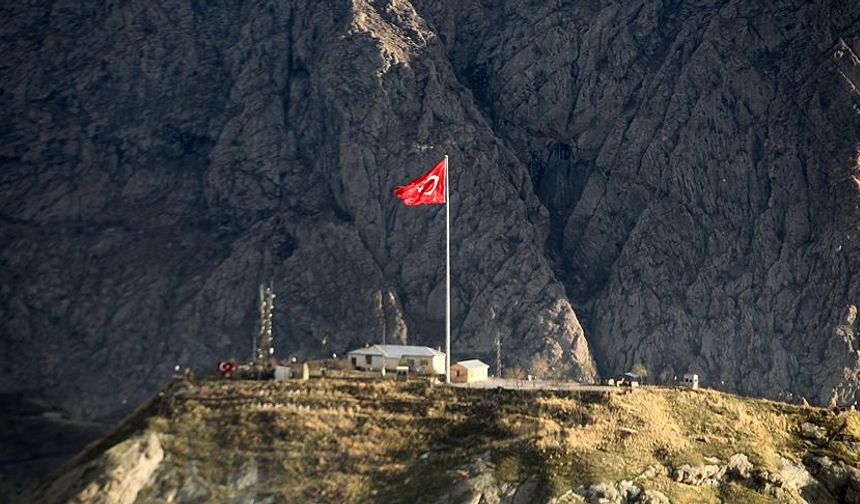 Sınırda Türk bayrağı indirildi: DEM Parti'ye göre 'saygısızlık' ve 'provokasyon'